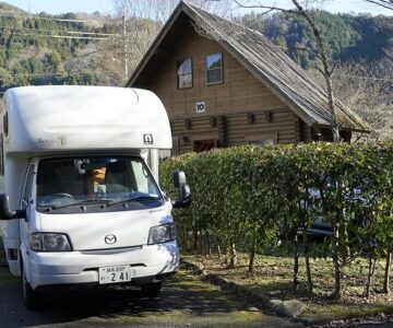 古民家とキャンピングカー